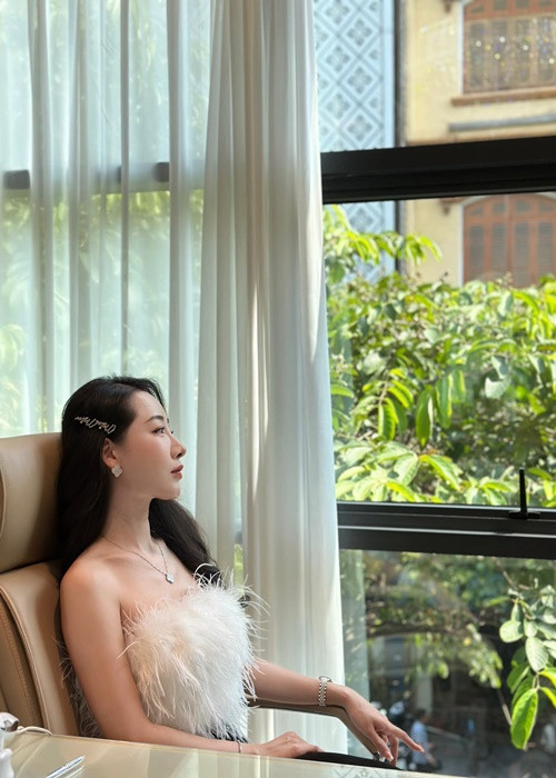 Nữ diễn viên phim Nhà trọ Balanha chuộng trang phục gợi cảm.