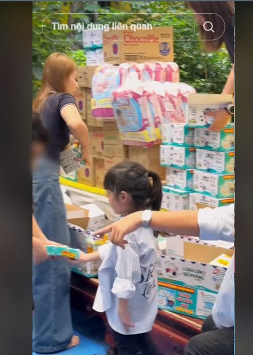 Ái nữ nhà Trường Giang tự tay trao quà cho các em nhỏ có hoàn cảnh khó khăn. Ảnh: FBNV.