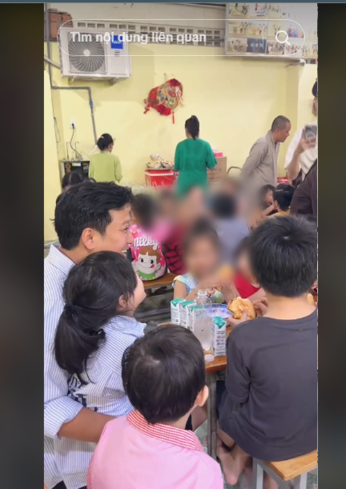 Bé Destiny vui đùa cùng các em nhỏ trong chuyến đi. Ảnh: FBNV.