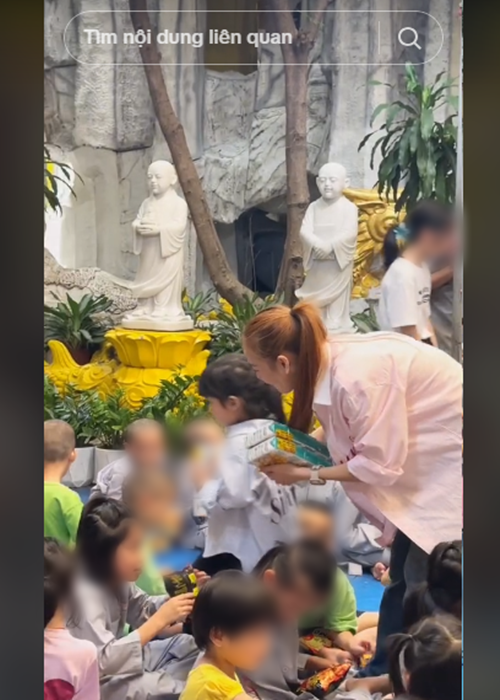 Vợ chồng Trường Giang hỗ trợ con gái lúc trao quà. Ảnh: FBNV.