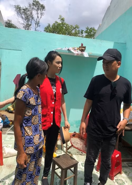 Cặp đôi từng về Quảng Nam hỗ trợ vùng bão lũ năm 2022. Ảnh: Arttimes.