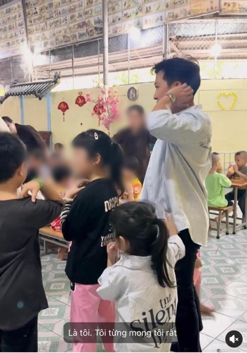 Nhã Phương và Trường Giang luôn dạy các con hạnh phúc là sự sẻ chia. Ảnh: FBNV.