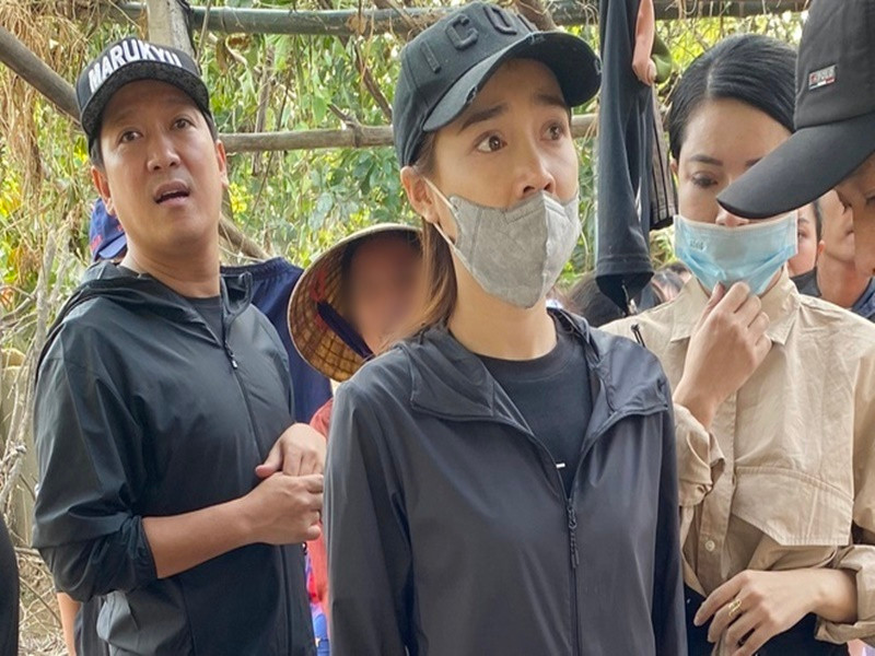 Vợ chồng Nhã Phương hỗ trợ bà con miền Trung sau lũ lụt vào năm 2021. Ảnh: Arttimes.