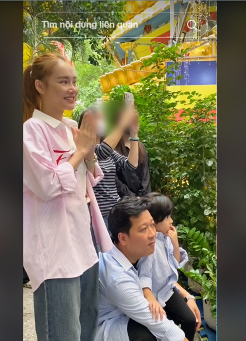 Bé Destiny - con gái của Trường Giang và Nhã Phương theo bố mẹ đi làm từ thiện. Ảnh: FBNV.