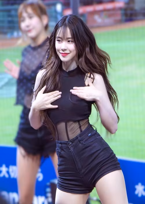 Người đẹp sinh năm 1998 có lượng fan đông đảo nhờ ngoại hình xinh đẹp như búp bê.