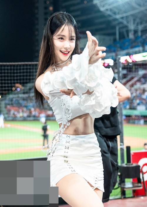 Lee Da Hye có gương mặt xinh đẹp, thân hình thon gọn, quyến rũ với vòng eo 56cm không chút mỡ thừa.