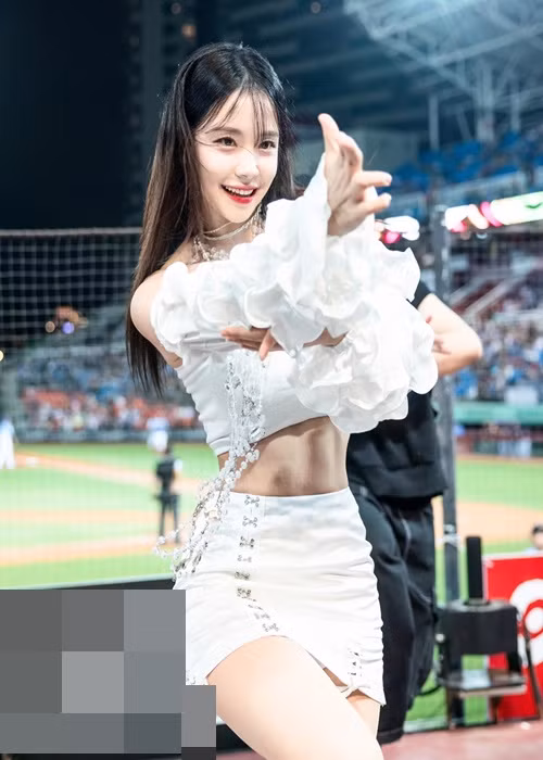 Lee Da Hye có gương mặt xinh đẹp, thân hình thon gọn, quyến rũ với vòng eo 56cm không chút mỡ thừa.