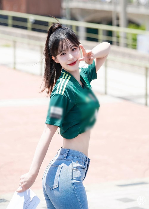 Hot girl người Hàn Quốc có vòng eo săn chắc nhờ tập múa bụng từ nhỏ.