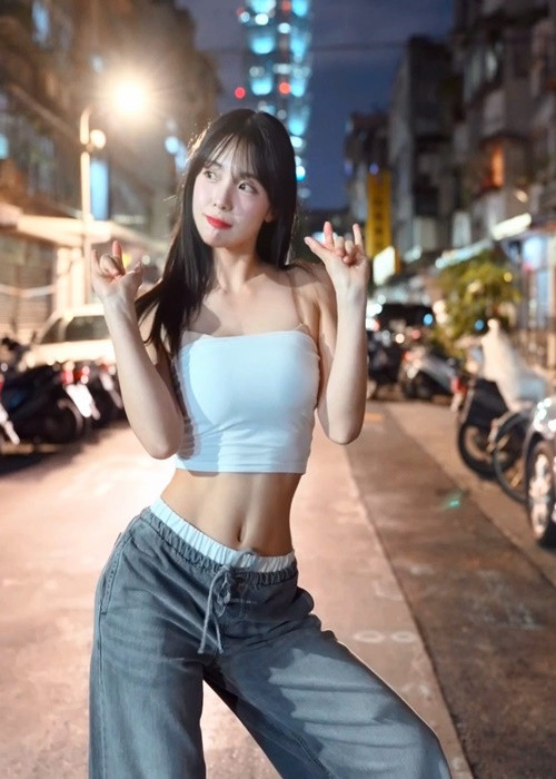 Với gương mặt xinh, vóc dáng lý tưởng cùng độ hot trong làng hoạt náo viên của Hàn Quốc, "búp bê cổ vũ" đắt show quảng cáo.