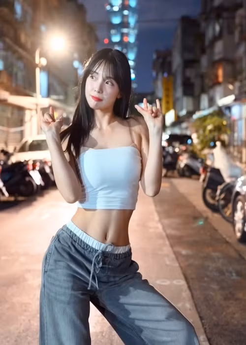 Với gương mặt xinh, vóc dáng lý tưởng cùng độ hot trong làng hoạt náo viên của Hàn Quốc, "búp bê cổ vũ" đắt show quảng cáo.