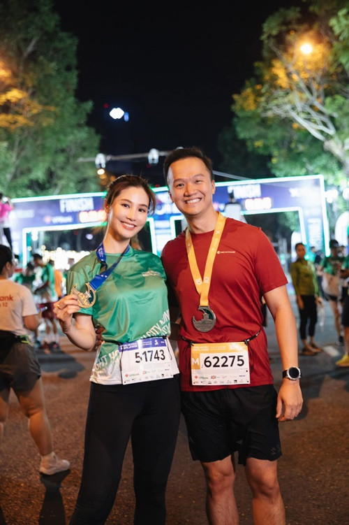Diễm My khoe cùng Vinh Nguyễn tham gia một giải chạy bộ.