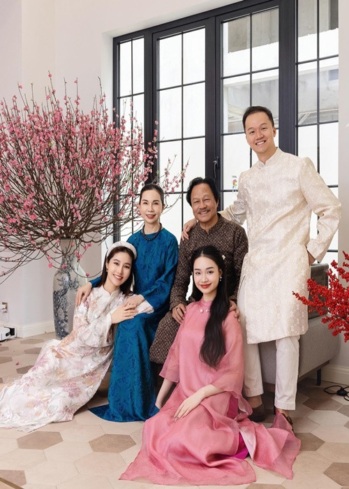 Diễm My đón Tết Nguyên đán 2024 cùng nhà chồng.