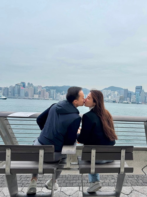 Nữ diễn viên phim "Tình yêu và tham vọng" tình tứ bên chồng doanh nhân trong một chuyến đi.