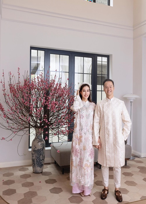 Bố mẹ chồng Diễm My sống ở nhà bên cạnh hai con.