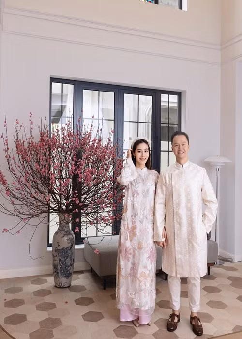 Bố mẹ chồng Diễm My sống ở nhà bên cạnh hai con.