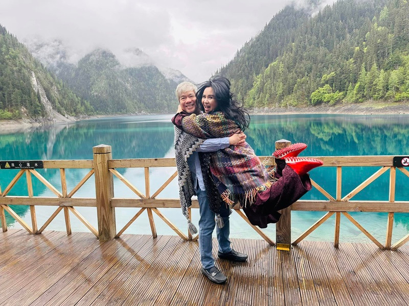 Bác sĩ Hùng chia sẻ trên Dân Việt, mối quan hệ giữa anh và diva Thanh Lam hiện tại vẫn bình yên, tốt đẹp.