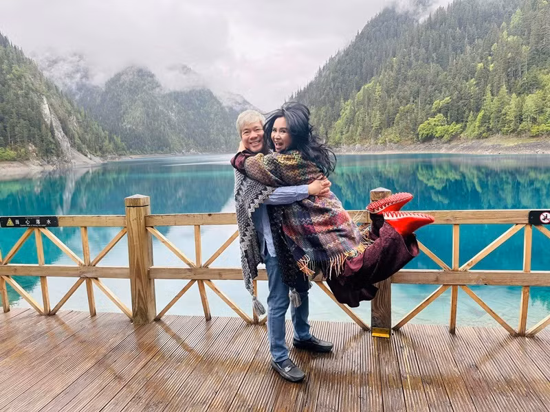 Bác sĩ Hùng chia sẻ trên Dân Việt, mối quan hệ giữa anh và diva Thanh Lam hiện tại vẫn bình yên, tốt đẹp.