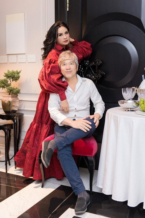 Khi bị tung tin đồn chia tay Thanh Lam vào tháng 2/2023, bác sĩ Bùi Tiến Hùng lên tiếng. "Ai đó đăng bài này, nếu là câu view thì cũng không nên, đầu năm mà. Bọn mình vẫn đang quá ổn, xin tác giả của bài viết đừng đùa ác, sai sự thật", hôn phu của Thanh Lam viết khi chia sẻ nội dung tin đồn thất thiệt.