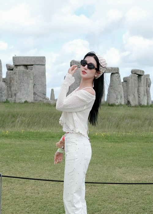 "Trông như đang được chữa lành chứ đâu ai biết nước mũi đang chảy ròng ròng", nàng hậu chú thích cho bức ảnh chụp ở vòng tròn đá Stonehenge.