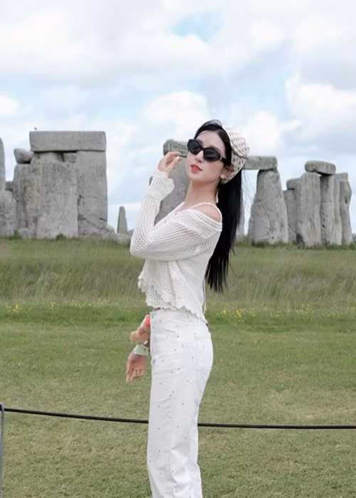 "Trông như đang được chữa lành chứ đâu ai biết nước mũi đang chảy ròng ròng", nàng hậu chú thích cho bức ảnh chụp ở vòng tròn đá Stonehenge.