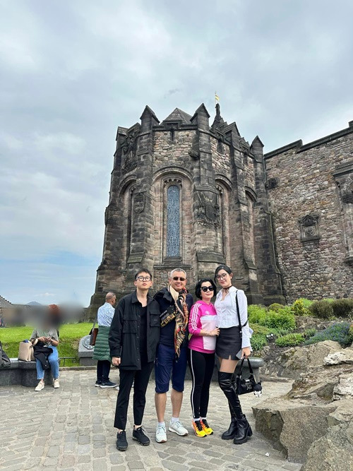 Huyền My cùng gia đình đến một số địa điểm du lịch.