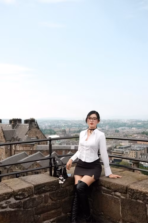 Nàng hậu liên tục đăng ảnh xinh tươi khi khám phá xứ sở sương mù.