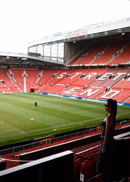 Huyền My còn đến sân vận động Old Trafford - sân nhà của đội bóng Manchester United.