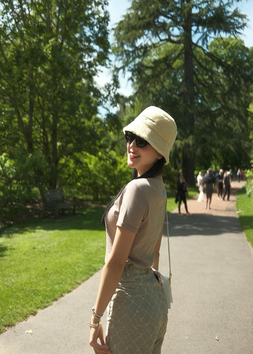 Nàng hậu trẻ trung, xinh đẹp dưới ống kính máy ảnh của em trai.