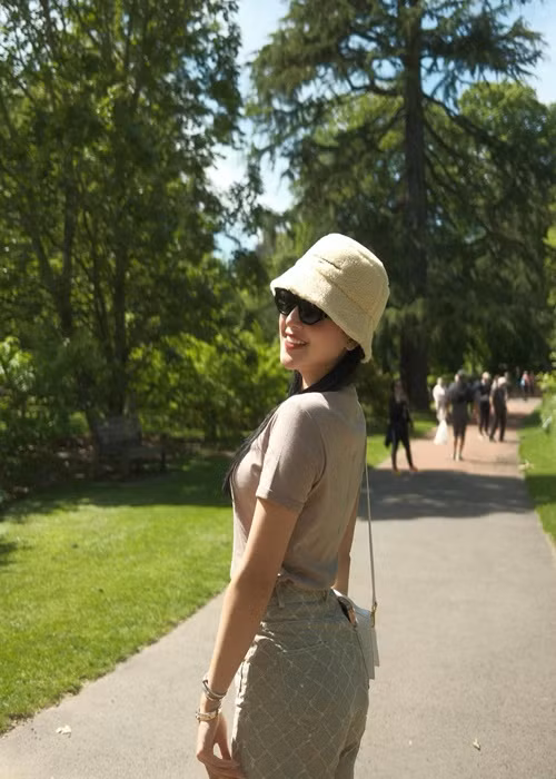 Nàng hậu trẻ trung, xinh đẹp dưới ống kính máy ảnh của em trai.