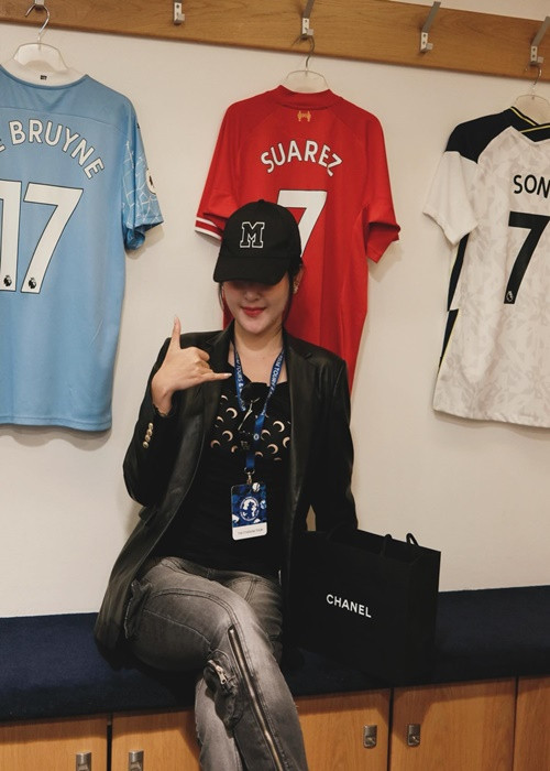 Mê bóng đá từ lâu, Huyền My đến sân vận động Stamford Bridge - sân nhà của đội bóng Chelsea.