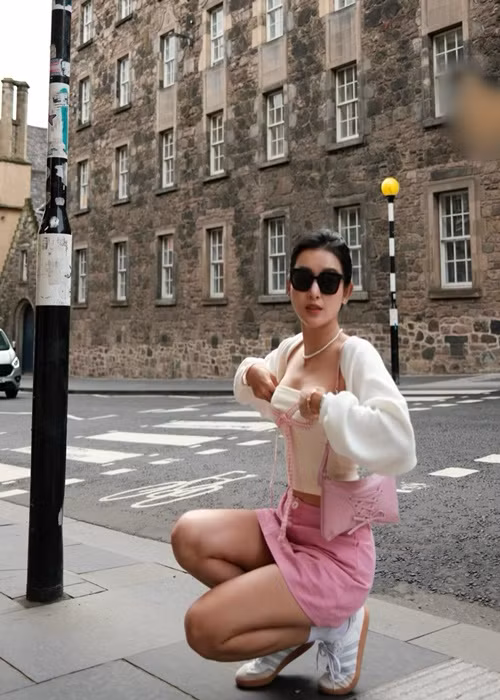 Huyền My đăng ảnh mặc gợi cảm khi dạo phố ở Edinburgh (Scotland).