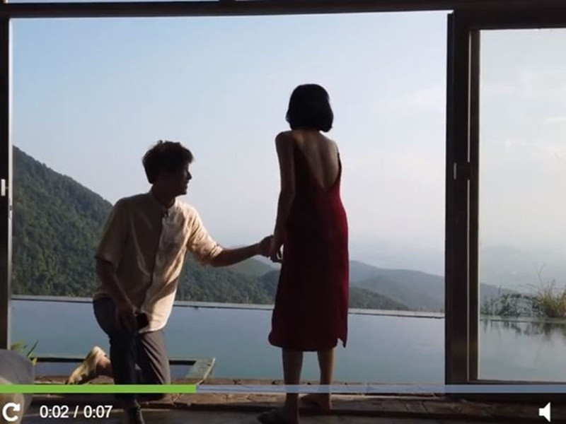 Khi cầu hôn Diệu Nhi, Anh Tú quỳ gối và nói: "Làm vợ không?", Diệu Nhi bật cười nói: "Thôi thôi anh bỏ đi". Màn cầu hôn của Anh Tú và Diệu Nhi kéo dài chỉ 7 giây. Chia sẻ clip, Diệu Nhi hài hước viết: “Nếu bạn nghĩ mất 5 phút để xem clip cầu hôn thì không, chúng tôi chỉ có 7 giây”.