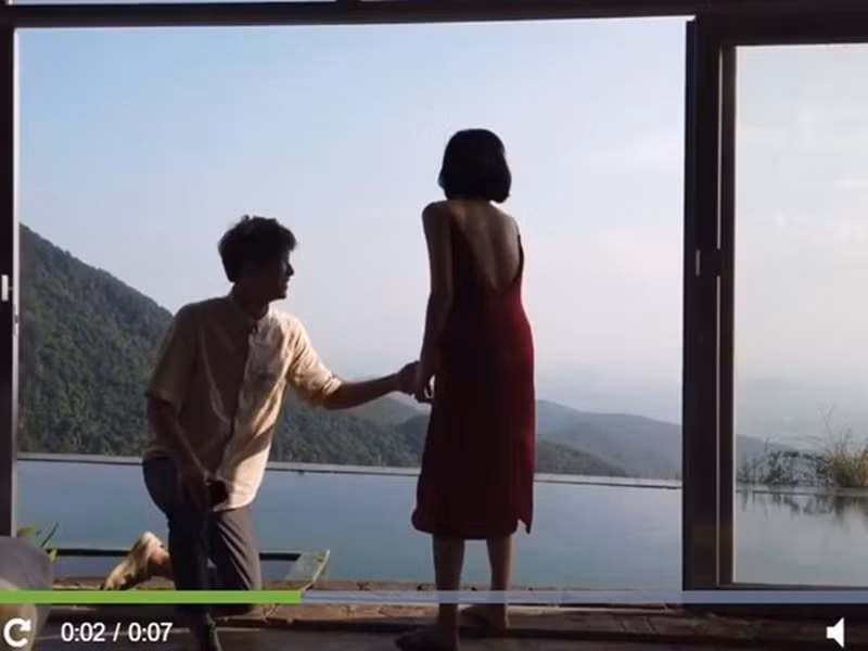 Khi cầu hôn Diệu Nhi, Anh Tú quỳ gối và nói: "Làm vợ không?", Diệu Nhi bật cười nói: "Thôi thôi anh bỏ đi". Màn cầu hôn của Anh Tú và Diệu Nhi kéo dài chỉ 7 giây. Chia sẻ clip, Diệu Nhi hài hước viết: “Nếu bạn nghĩ mất 5 phút để xem clip cầu hôn thì không, chúng tôi chỉ có 7 giây”.