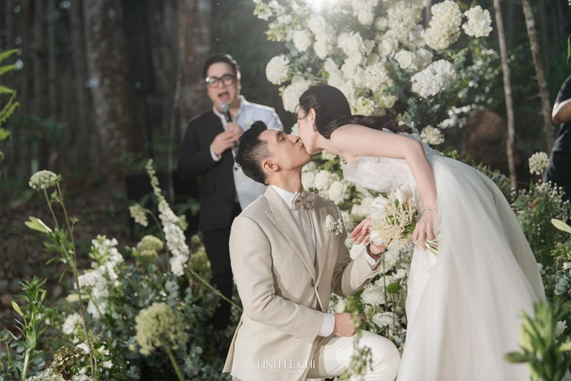 Màn cầu hôn của Midu - Minh Đạt khiến nhiều người phải ghen tỵ.