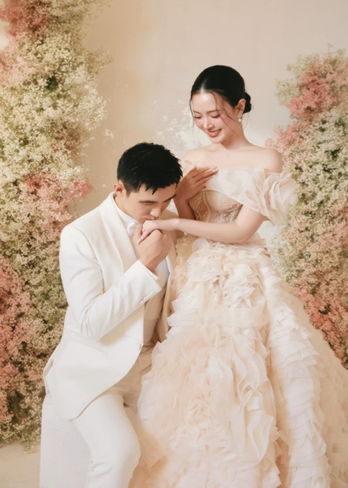 Bộ ảnh cưới của Midu và Minh Đạt trong studio mang tông hồng trắng đầy ngọt ngào.