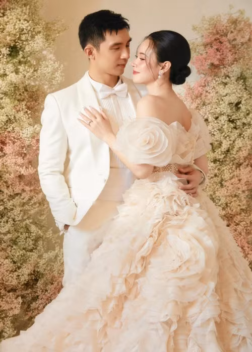 Vợ chồng Midu được khen xứng đôi vừa lứa.