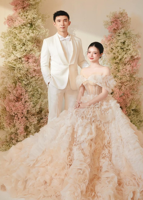 Ngoài chụp ảnh cưới trong tòa lâu đài ở Pháp, diễn viên Midu và thiếu gia Minh Đạt còn thực hiện bộ ảnh trong studio.