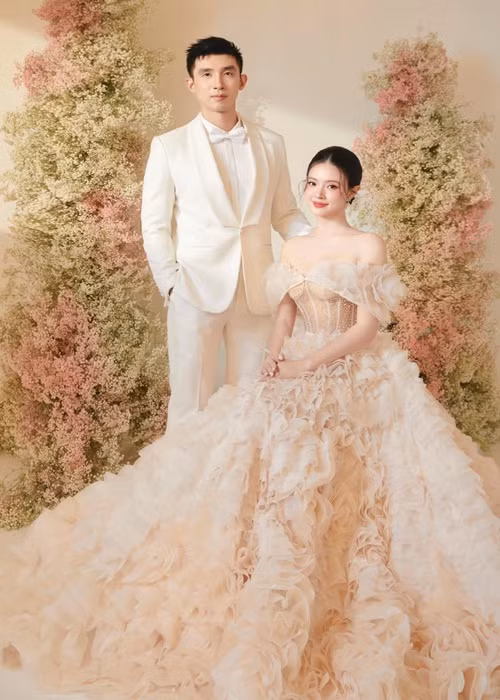 Ngoài chụp ảnh cưới trong tòa lâu đài ở Pháp, diễn viên Midu và thiếu gia Minh Đạt còn thực hiện bộ ảnh trong studio.