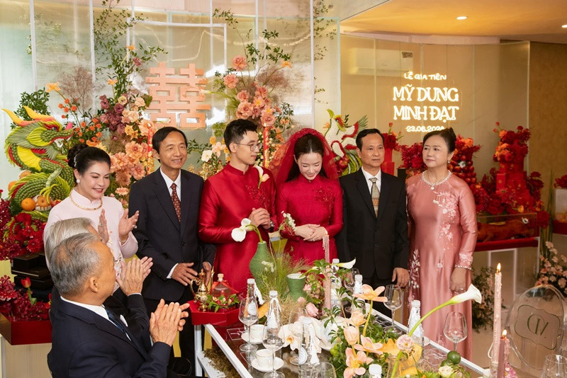 Lễ ăn hỏi của Midu và Minh Đạt vừa diễn ra tại nhà riêng.