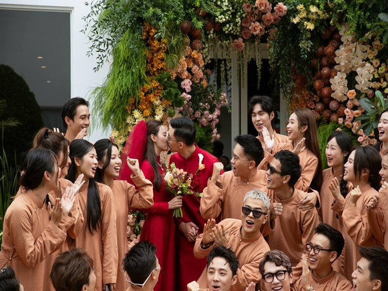 Midu và Minh Đạt khóa môi ngọt ngào trước sự phấn khích của dàn phù dâu, phù rể.