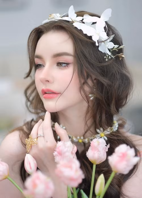 Nữ thần tắm suối nhận được vô số lời tán dương nhan sắc.