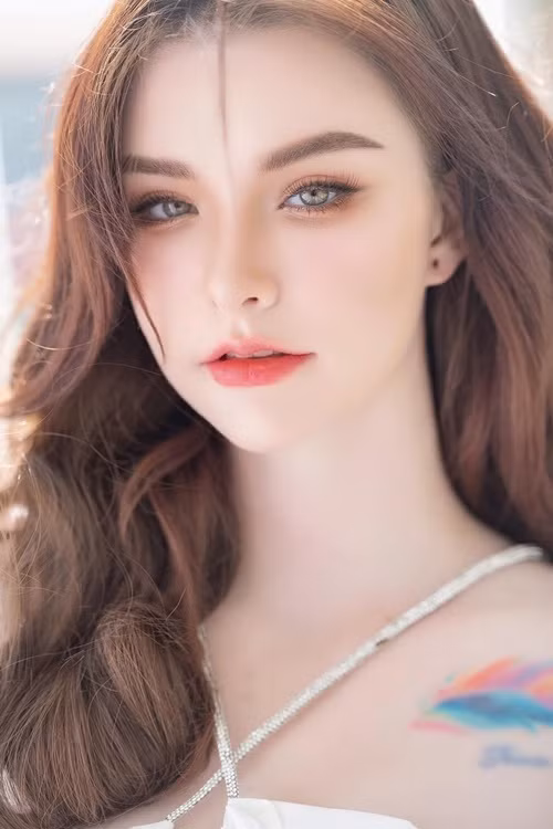 Jessie Vard khoe gương mặt đẹp không tỳ vết ở tuổi 26.