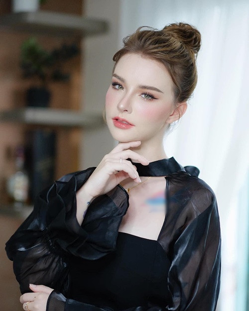 Hot girl lai Âu - Á từng nâng mũi.