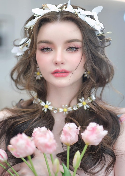 Mới đây, Jessie Vard đăng tải bộ ảnh hoá công chúa gợi cảm. Loạt ảnh nhanh chóng gây sốt bởi nhan sắc của cô nàng thực sự "đốn tim" người nhìn.