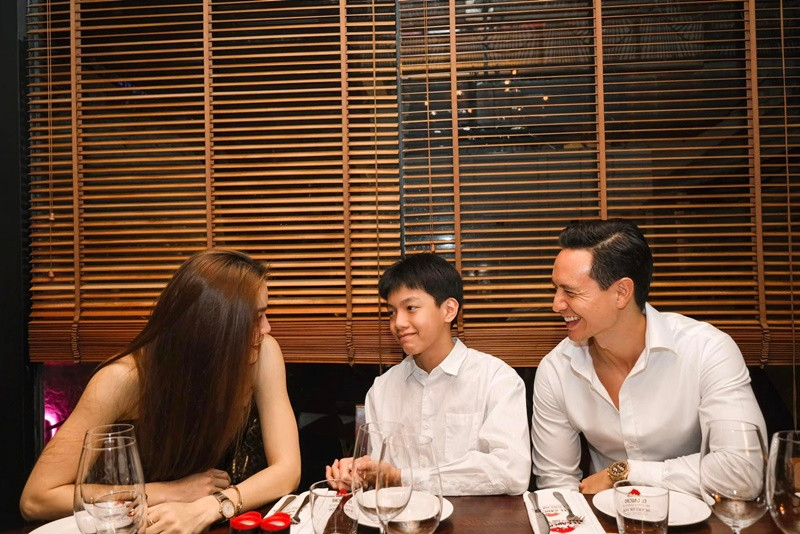 Bé Subeo đón tuổi 14 bên mẹ và cha dượng Kim Lý.