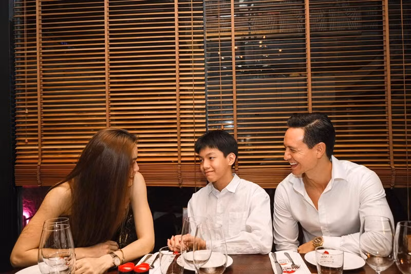 Bé Subeo đón tuổi 14 bên mẹ và cha dượng Kim Lý.