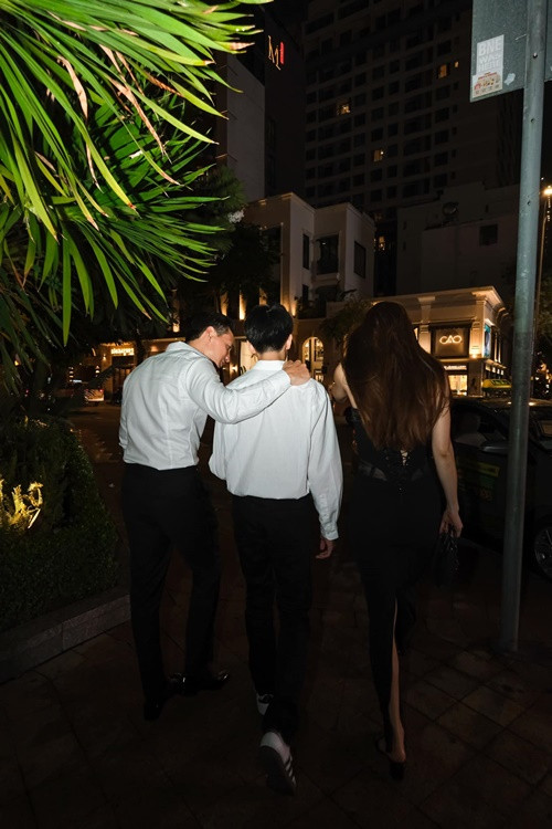 Kim Lý khoác vai tình cảm con trai của Hồ Ngọc Hà.