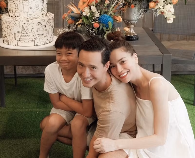 Giáng sinh năm 2020, con trai Hồ Ngọc Hà - Cường Đô la tặng Kim Lý một chiếc áo sơ mi màu xanh lam.