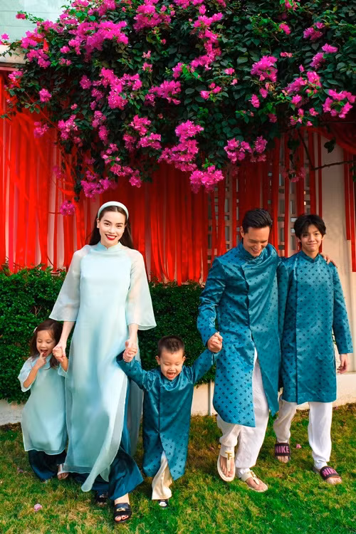 Mỗi dịp lễ Tết, kỷ niệm, Subeo thường chụp ảnh kỷ niệm cùng mẹ, cha dượng và các em.