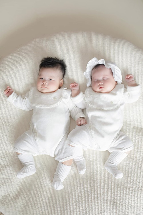 Sam thường cho các con mặc đồ đôi.